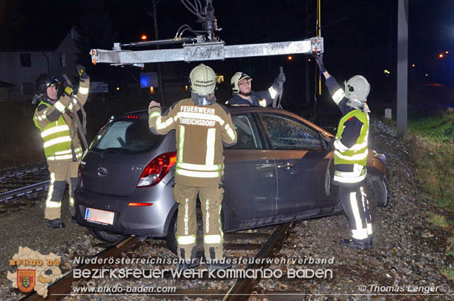 20190315 Fahrzeuglenker landete mit seinem Fahrzeug auf den Bahngleisen der Pottendorfer Linie Foto: © Thomas Lenger 20190315 Fahrzeuglenker landete mit seinem Fahrzeug auf den Bahngleisen der Pottendorfer Linie Foto: © Thomas Lenger