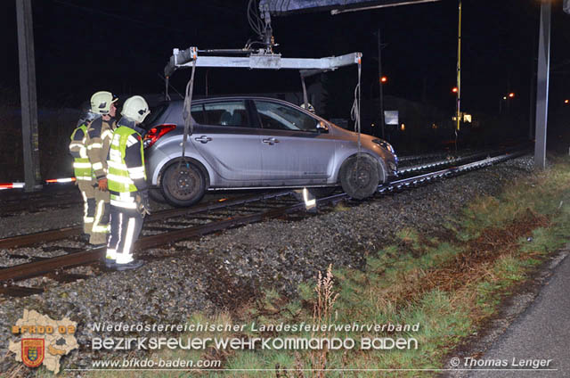 20190315 Fahrzeuglenker landete mit seinem Fahrzeug auf den Bahngleisen der Pottendorfer Linie  Foto: © Thomas Lenger