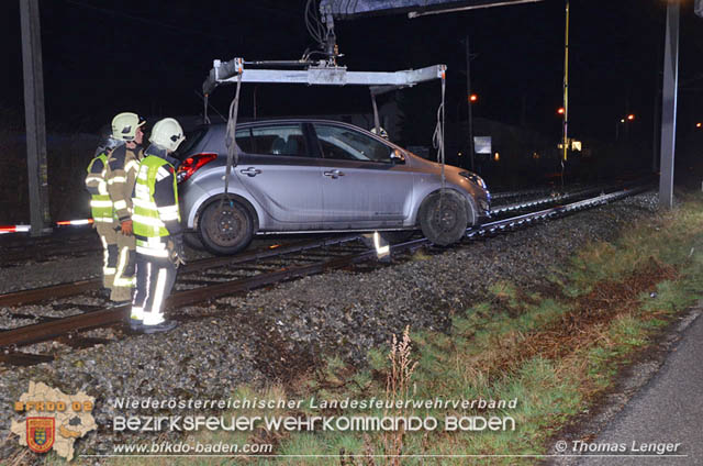 20190315 Fahrzeuglenker landete mit seinem Fahrzeug auf den Bahngleisen der Pottendorfer Linie Foto: © Thomas Lenger 20190315 Fahrzeuglenker landete mit seinem Fahrzeug auf den Bahngleisen der Pottendorfer Linie Foto: © Thomas Lenger