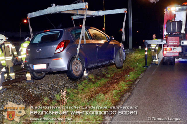 20190315 Fahrzeuglenker landete mit seinem Fahrzeug auf den Bahngleisen der Pottendorfer Linie Foto: © Thomas Lenger 20190315 Fahrzeuglenker landete mit seinem Fahrzeug auf den Bahngleisen der Pottendorfer Linie Foto: © Thomas Lenger