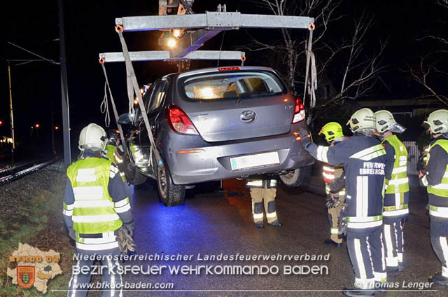 20190315 Fahrzeuglenker landete mit seinem Fahrzeug auf den Bahngleisen der Pottendorfer Linie Foto: © Thomas Lenger 20190315 Fahrzeuglenker landete mit seinem Fahrzeug auf den Bahngleisen der Pottendorfer Linie Foto: © Thomas Lenger