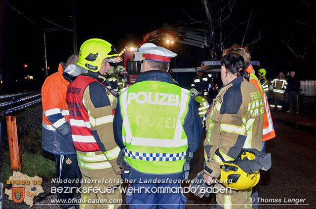 20190315 Fahrzeuglenker landete mit seinem Fahrzeug auf den Bahngleisen der Pottendorfer Linie Foto: © Thomas Lenger 20190315 Fahrzeuglenker landete mit seinem Fahrzeug auf den Bahngleisen der Pottendorfer Linie Foto: © Thomas Lenger