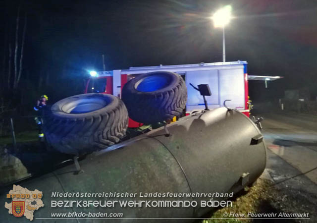 20190328 Schwerer Unfall mit Traktor-Gespann auf der L127 bei St. Corona am Schpfl  Foto:  FF Altenmarkt a.d.Triesting