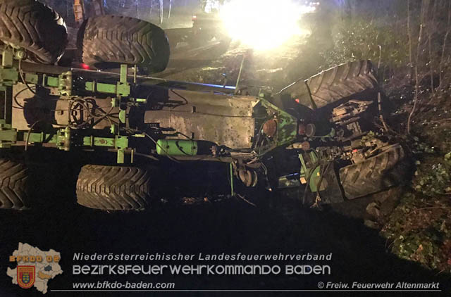 20190328 Schwerer Unfall mit Traktor-Gespann auf der L127 bei St. Corona am Schpfl  Foto:  FF Altenmarkt a.d.Triesting