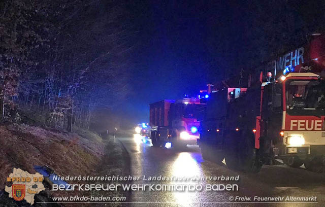 20190328 Schwerer Unfall mit Traktor-Gespann auf der L127 bei St. Corona am Schpfl  Foto:  FF Altenmarkt a.d.Triesting