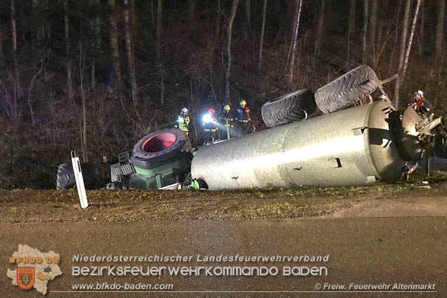 20190328 Schwerer Unfall mit Traktor-Gespann auf der L127 bei St. Corona am Schpfl  Foto:  FF Altenmarkt a.d.Triesting