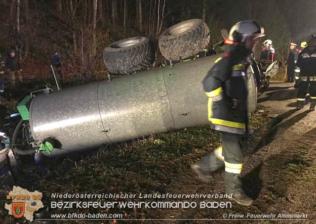 20190328 Schwerer Unfall mit Traktor-Gespann auf der L127 bei St. Corona am Schpfl  Foto:  FF Altenmarkt a.d.Triesting