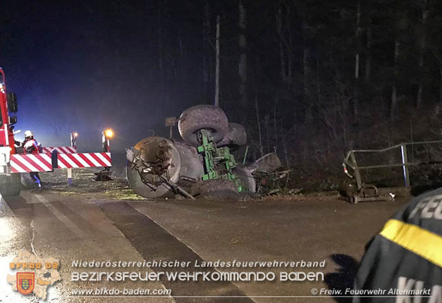 20190328 Schwerer Unfall mit Traktor-Gespann auf der L127 bei St. Corona am Schpfl  Foto:  FF Altenmarkt a.d.Triesting