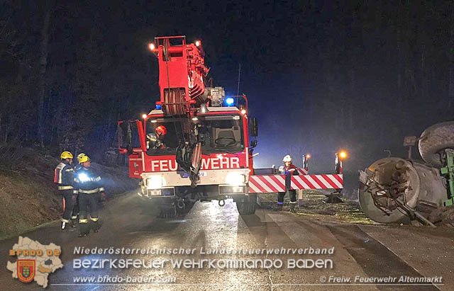 20190328 Schwerer Unfall mit Traktor-Gespann auf der L127 bei St. Corona am Schpfl  Foto:  FF Altenmarkt a.d.Triesting