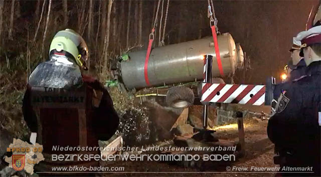 20190328 Schwerer Unfall mit Traktor-Gespann auf der L127 bei St. Corona am Schöpfl Foto: © FF Altenmarkt a.d.Triesting 20190328 Schwerer Unfall mit Traktor-Gespann auf der L127 bei St. Corona am Schöpfl Foto: © FF Altenmarkt a.d.Triesting