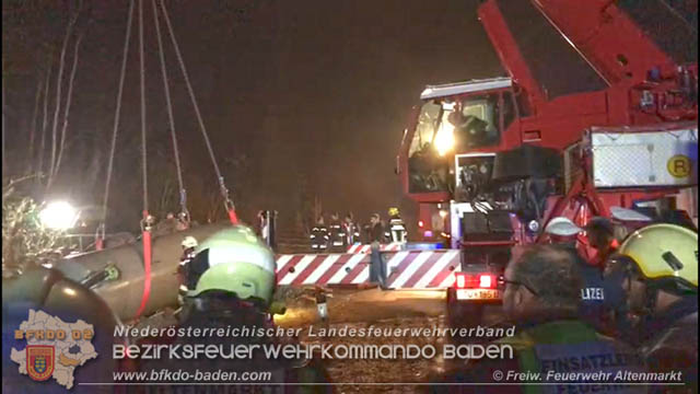 20190328 Schwerer Unfall mit Traktor-Gespann auf der L127 bei St. Corona am Schöpfl Foto: © FF Altenmarkt a.d.Triesting 20190328 Schwerer Unfall mit Traktor-Gespann auf der L127 bei St. Corona am Schöpfl Foto: © FF Altenmarkt a.d.Triesting