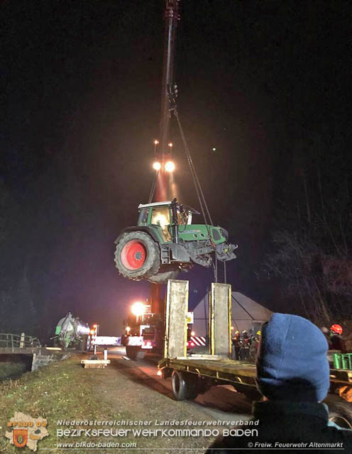 20190328 Schwerer Unfall mit Traktor-Gespann auf der L127 bei St. Corona am Schpfl  Foto:  FF Altenmarkt a.d.Triesting