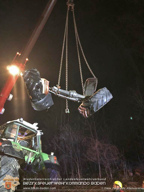 20190328 Schwerer Unfall mit Traktor-Gespann auf der L127 bei St. Corona am Schpfl Foto:  FF Altenmarkt a.d.Triesting