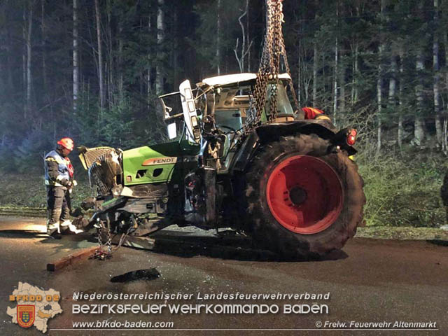 20190328 Schwerer Unfall mit Traktor-Gespann auf der L127 bei St. Corona am Schpfl  Foto:  FF Altenmarkt a.d.Triesting