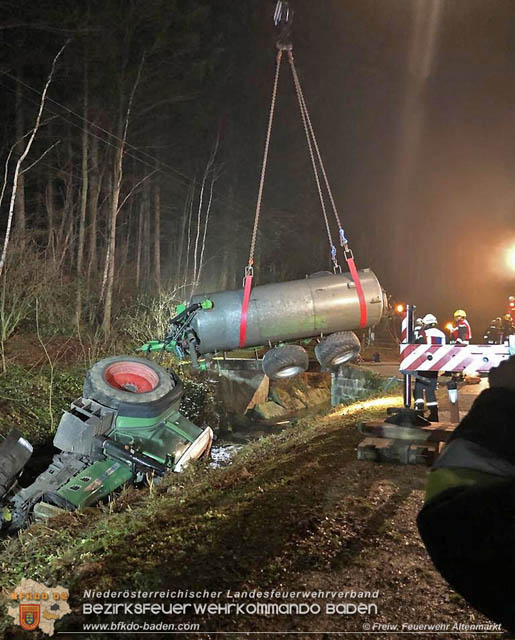 20190328 Schwerer Unfall mit Traktor-Gespann auf der L127 bei St. Corona am Schpfl  Foto:  FF Altenmarkt a.d.Triesting