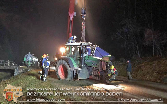 20190328 Schwerer Unfall mit Traktor-Gespann auf der L127 bei St. Corona am Schpfl  Foto:  FF Altenmarkt a.d.Triesting