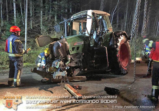 20190328 Schwerer Unfall mit Traktor-Gespann auf der L127 bei St. Corona am Schpfl  Foto:  FF Altenmarkt a.d.Triesting