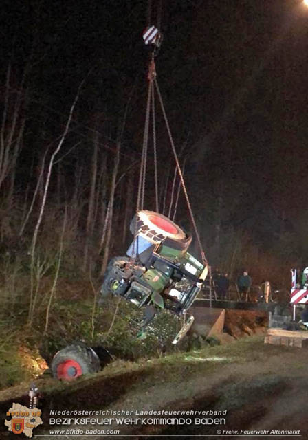 20190328 Schwerer Unfall mit Traktor-Gespann auf der L127 bei St. Corona am Schpfl  Foto:  FF Altenmarkt a.d.Triesting