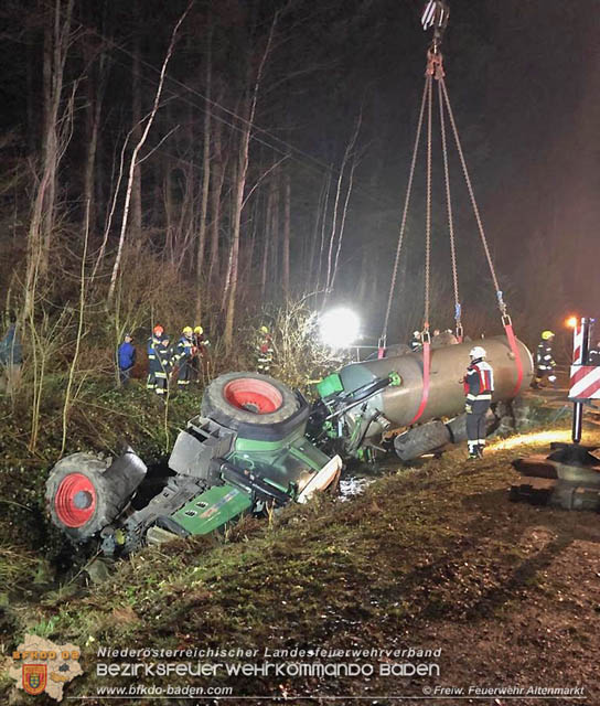 20190328 Schwerer Unfall mit Traktor-Gespann auf der L127 bei St. Corona am Schpfl  Foto:  FF Altenmarkt a.d.Triesting