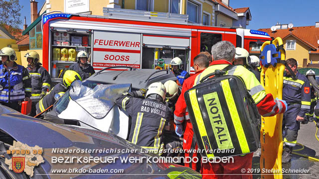 20190420 Schwerer Verkehrsunfall auf der LB212 im Ortsgebiet von Sooss Foto: © Stefan Schneider 20190420 Schwerer Verkehrsunfall auf der LB212 im Ortsgebiet von Sooss Foto: © Stefan Schneider