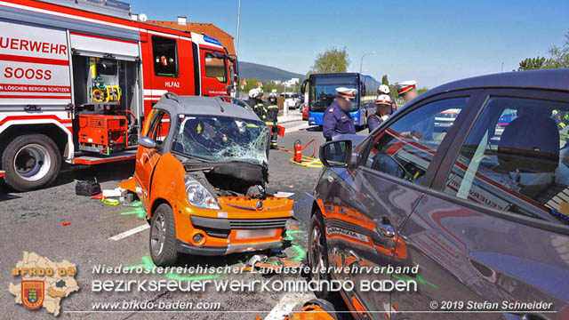 20190420 Schwerer Verkehrsunfall auf der LB212 im Ortsgebiet von Sooss Foto: © Stefan Schneider 20190420 Schwerer Verkehrsunfall auf der LB212 im Ortsgebiet von Sooss Foto: © Stefan Schneider