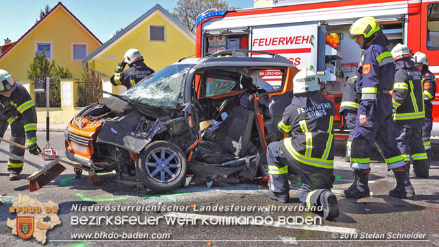 20190420 Schwerer Verkehrsunfall auf der LB212 im Ortsgebiet von Sooss  Foto: © Stefan Schneider