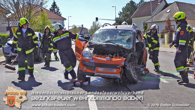 20190420 Schwerer Verkehrsunfall auf der LB212 im Ortsgebiet von Sooss  Foto:  Stefan Schneider