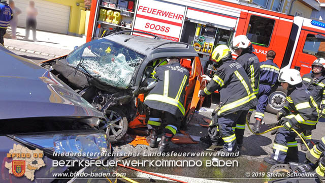 20190420 Schwerer Verkehrsunfall auf der LB212 im Ortsgebiet von Sooss Foto: © Stefan Schneider 20190420 Schwerer Verkehrsunfall auf der LB212 im Ortsgebiet von Sooss Foto: © Stefan Schneider