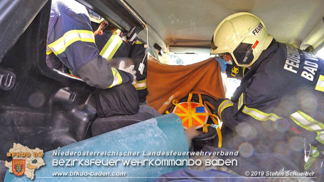20190420 Schwerer Verkehrsunfall auf der LB212 im Ortsgebiet von Sooss Foto: © Stefan Schneider 20190420 Schwerer Verkehrsunfall auf der LB212 im Ortsgebiet von Sooss Foto: © Stefan Schneider