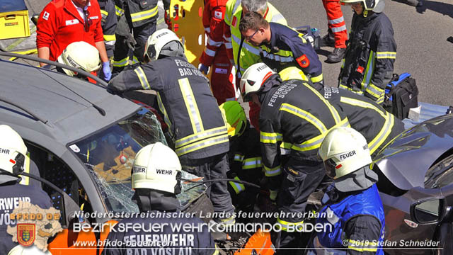 20190420 Schwerer Verkehrsunfall auf der LB212 im Ortsgebiet von Sooss  Foto:  Stefan Schneider