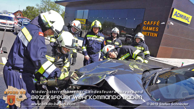 20190420 Schwerer Verkehrsunfall auf der LB212 im Ortsgebiet von Sooss Foto: © Stefan Schneider 20190420 Schwerer Verkehrsunfall auf der LB212 im Ortsgebiet von Sooss Foto: © Stefan Schneider