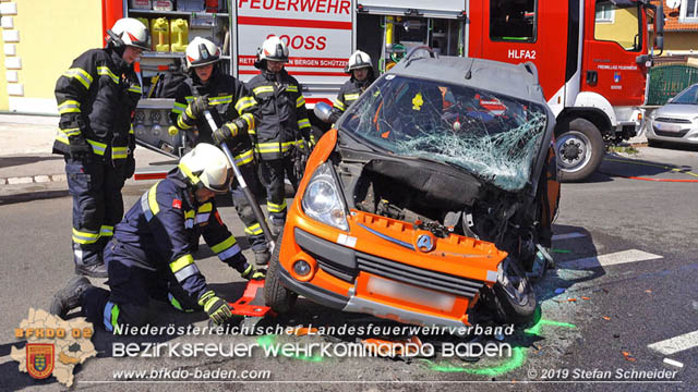 20190420 Schwerer Verkehrsunfall auf der LB212 im Ortsgebiet von Sooss  Foto: © Stefan Schneider