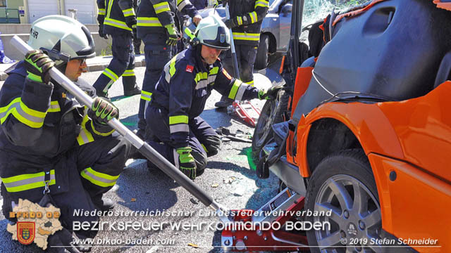 20190420 Schwerer Verkehrsunfall auf der LB212 im Ortsgebiet von Sooss  Foto:  Stefan Schneider