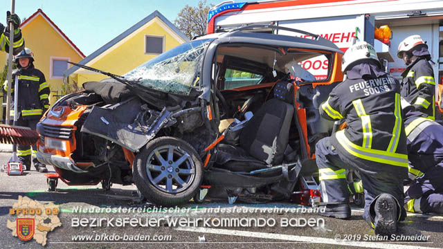 20190420 Schwerer Verkehrsunfall auf der LB212 im Ortsgebiet von Sooss  Foto:  Stefan Schneider