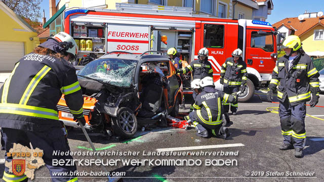 20190420 Schwerer Verkehrsunfall auf der LB212 im Ortsgebiet von Sooss  Foto:  Stefan Schneider