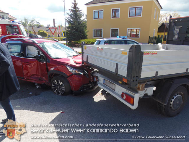 20190510 Verkehrsunfall im Zentrum Blumau-Neurihof  Foto:  Freiwillige Feuerwehr Gnselsdorf