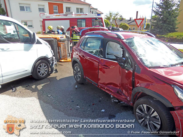 20190510 Verkehrsunfall im Zentrum Blumau-Neurihof  Foto:  Freiwillige Feuerwehr Gnselsdorf