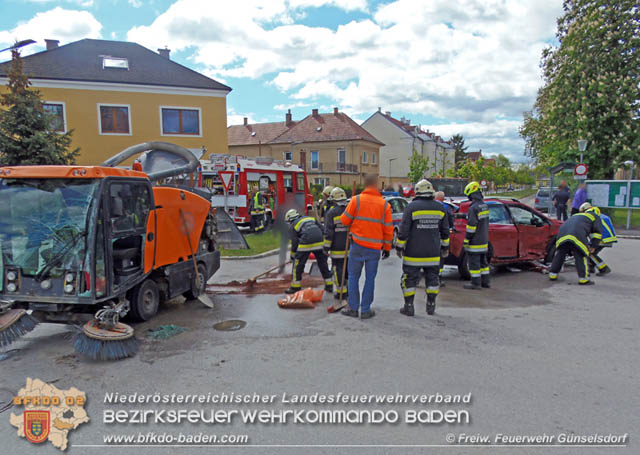 20190510 Verkehrsunfall im Zentrum Blumau-Neurißhof  Foto: © Freiwillige Feuerwehr Günselsdorf