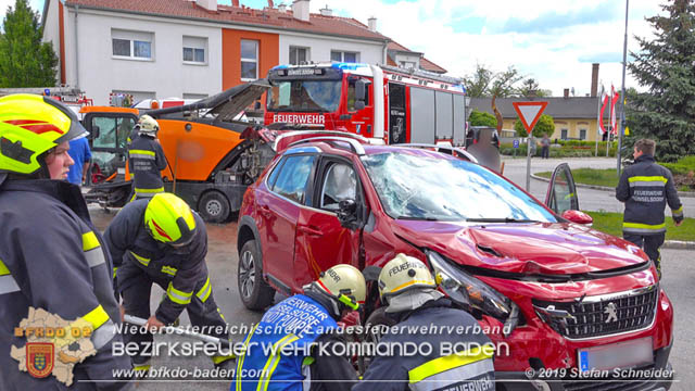 20190510 Verkehrsunfall im Zentrum Blumau-Neurißhof Foto: © Stefan Schneider BFK Baden 20190510 Verkehrsunfall im Zentrum Blumau-Neurißhof Foto: © Stefan Schneider BFK Baden