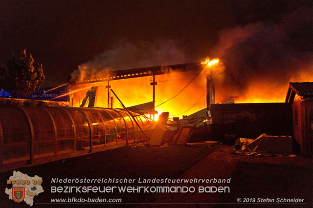 20190512 Großbrand mit gefährlichen Detonationen bei einem Autohaus im Gewerbegebiet Tribuswinkel-Oeynhausen Foto: © Stefan Schneider 20190512 Großbrand mit gefährlichen Detonationen bei einem Autohaus im Gewerbegebiet Tribuswinkel-Oeynhausen Foto: © Stefan Schneider