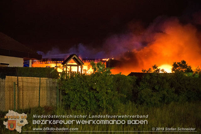 20190512 Großbrand mit gefährlichen Detonationen bei einem Autohaus im Gewerbegebiet Tribuswinkel-Oeynhausen   Foto: © Stefan Schneider