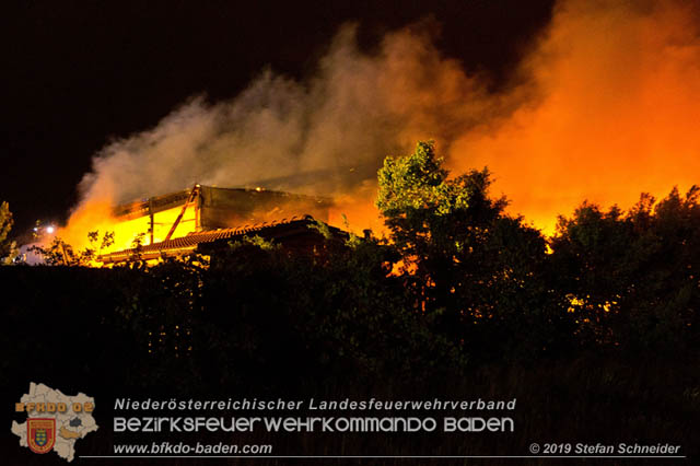 20190512 Großbrand mit gefährlichen Detonationen bei einem Autohaus im Gewerbegebiet Tribuswinkel-Oeynhausen   Foto: © Stefan Schneider