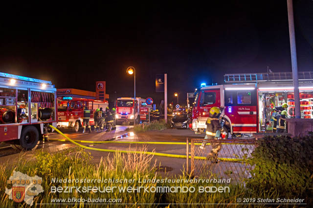 20190512 Großbrand mit gefährlichen Detonationen bei einem Autohaus im Gewerbegebiet Tribuswinkel-Oeynhausen   Foto: © Stefan Schneider