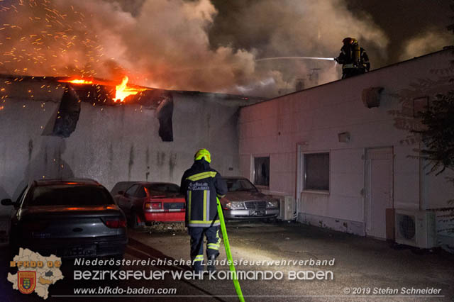 20190512 Großbrand mit gefährlichen Detonationen bei einem Autohaus im Gewerbegebiet Tribuswinkel-Oeynhausen   Foto: © Stefan Schneider