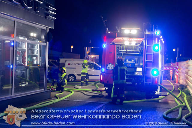 20190512 Großbrand mit gefährlichen Detonationen bei einem Autohaus im Gewerbegebiet Tribuswinkel-Oeynhausen Foto: © Stefan Schneider 20190512 Großbrand mit gefährlichen Detonationen bei einem Autohaus im Gewerbegebiet Tribuswinkel-Oeynhausen Foto: © Stefan Schneider