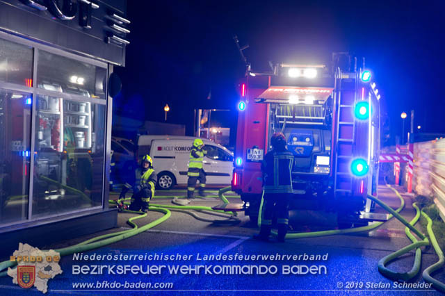 20190512 Großbrand mit gefährlichen Detonationen bei einem Autohaus im Gewerbegebiet Tribuswinkel-Oeynhausen   Foto: © Stefan Schneider