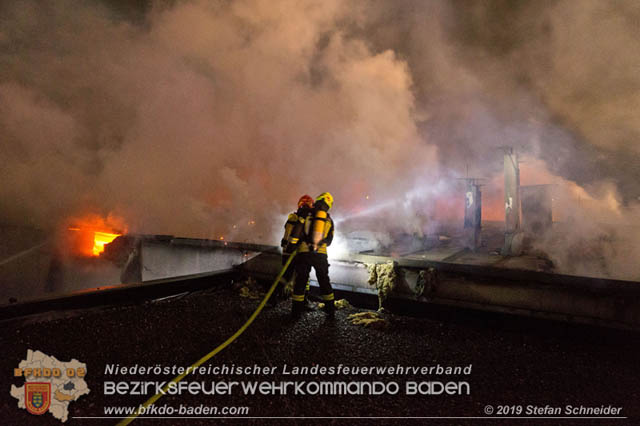 20190512 Großbrand mit gefährlichen Detonationen bei einem Autohaus im Gewerbegebiet Tribuswinkel-Oeynhausen   Foto: © Stefan Schneider