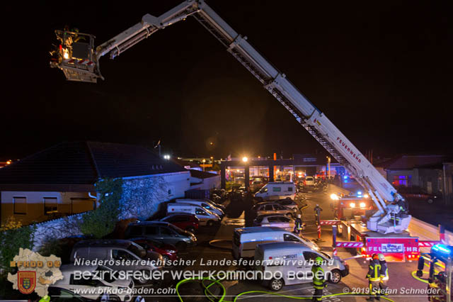 20190512 Großbrand mit gefährlichen Detonationen bei einem Autohaus im Gewerbegebiet Tribuswinkel-Oeynhausen   Foto: © Stefan Schneider