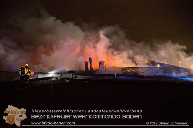 20190512 Großbrand mit gefährlichen Detonationen bei einem Autohaus im Gewerbegebiet Tribuswinkel-Oeynhausen   Foto: © Stefan Schneider