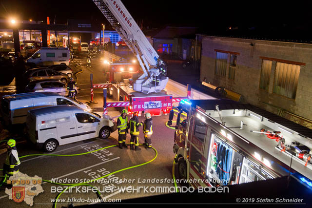 20190512 Großbrand mit gefährlichen Detonationen bei einem Autohaus im Gewerbegebiet Tribuswinkel-Oeynhausen   Foto: © Stefan Schneider